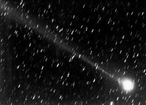 scia di una cometa e stelle cadenti